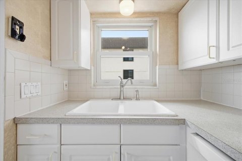 Condo in Bradenton Beach, Florida, 2 bedrooms  № 2124766 - photo 12