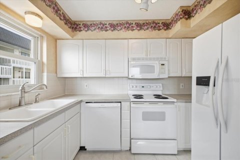 Condo in Bradenton Beach, Florida, 2 bedrooms  № 2124766 - photo 9