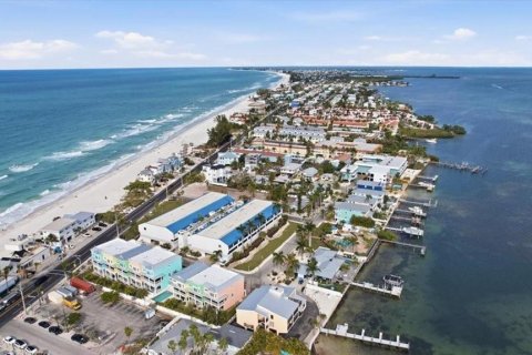 Condo in Bradenton Beach, Florida, 2 bedrooms  № 2124766 - photo 1