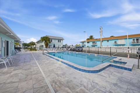 Condo in Bradenton Beach, Florida, 2 bedrooms  № 2124766 - photo 24