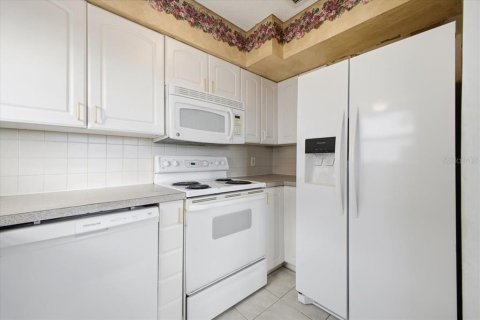 Condo in Bradenton Beach, Florida, 2 bedrooms  № 2124766 - photo 10