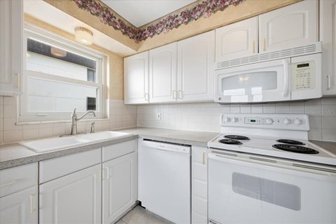 Condo in Bradenton Beach, Florida, 2 bedrooms  № 2124766 - photo 11