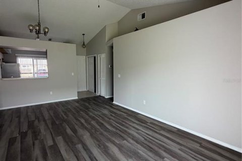 Villa ou maison à louer à Kissimmee, Floride: 2 chambres, 88.44 m2 № 2403007 - photo 3