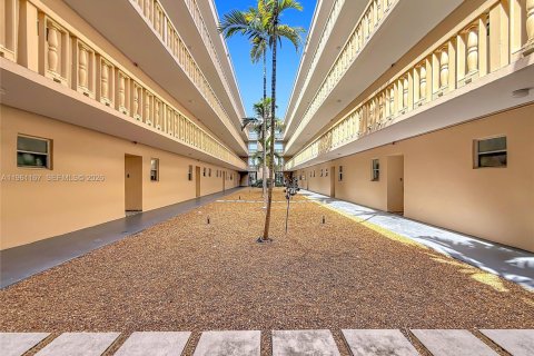 Condominio en venta en Hallandale Beach, Florida, 1 dormitorio, 71.53 m2 № 2021958 - foto 24
