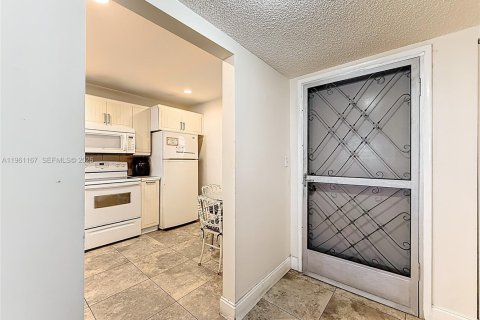 Condominio en venta en Hallandale Beach, Florida, 1 dormitorio, 71.53 m2 № 2021958 - foto 10