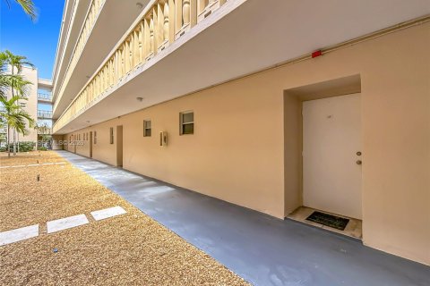 Condominio en venta en Hallandale Beach, Florida, 1 dormitorio, 71.53 m2 № 2021958 - foto 23