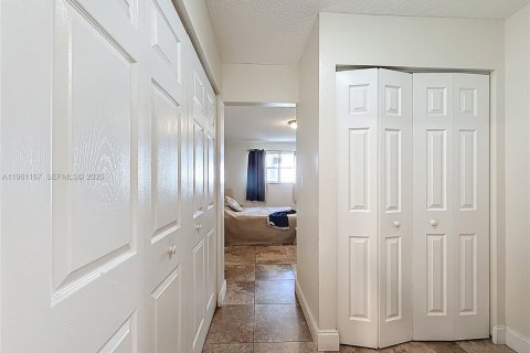 Condominio en venta en Hallandale Beach, Florida, 1 dormitorio, 71.53 m2 № 2021958 - foto 19