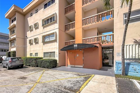 Condominio en venta en Hallandale Beach, Florida, 1 dormitorio, 71.53 m2 № 2021958 - foto 21