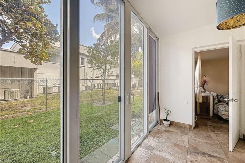 Condominio en venta en Hallandale Beach, Florida, 1 dormitorio, 71.53 m2 № 2021958 - foto 11