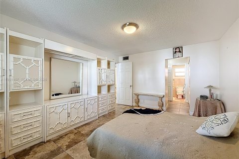 Condominio en venta en Hallandale Beach, Florida, 1 dormitorio, 71.53 m2 № 2021958 - foto 17