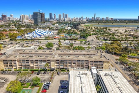 Condominio en venta en Hallandale Beach, Florida, 1 dormitorio, 71.53 m2 № 2021958 - foto 25