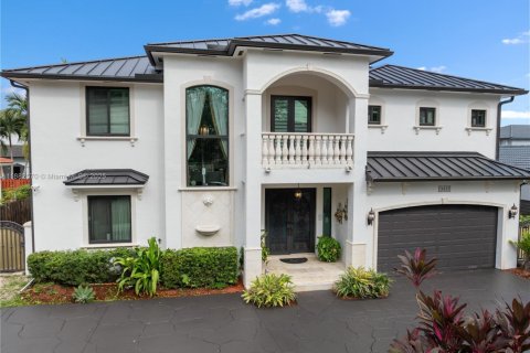 House in Miami Lakes, Florida 5 bedrooms, 315.12 sq.m. № 1929632 - photo 3