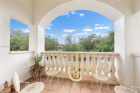 House in Miami Lakes, Florida 5 bedrooms, 315.12 sq.m. № 1929632 - photo 5