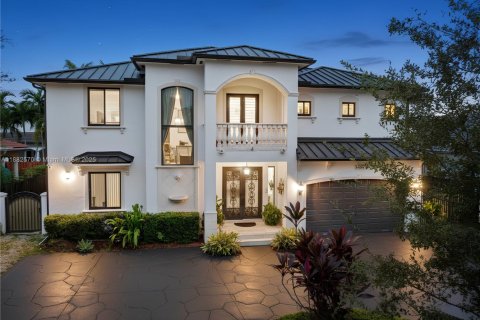 House in Miami Lakes, Florida 5 bedrooms, 315.12 sq.m. № 1929632 - photo 1