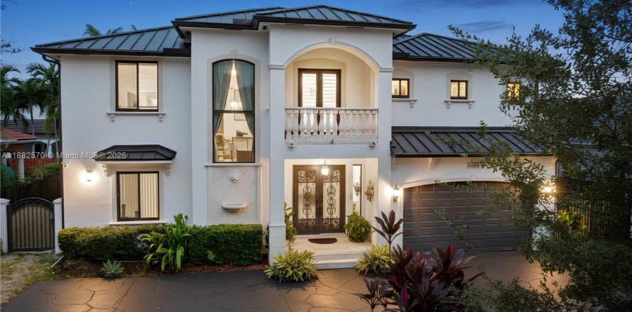 House in Miami Lakes, Florida 5 bedrooms, 315.12 sq.m. № 1929632