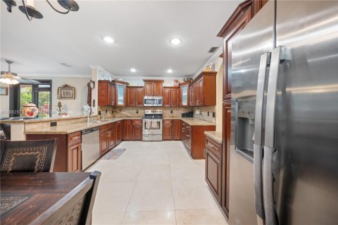 House in Miami Lakes, Florida 5 bedrooms, 315.12 sq.m. № 1929632 - photo 15