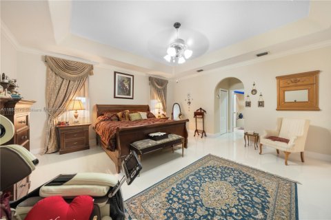 House in Miami Lakes, Florida 5 bedrooms, 315.12 sq.m. № 1929632 - photo 23
