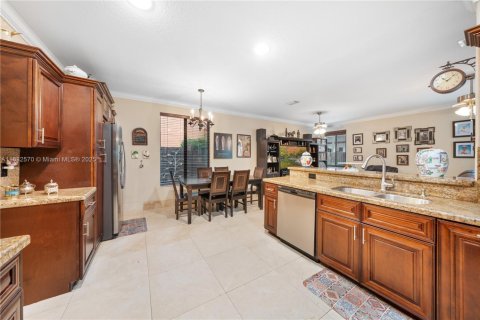House in Miami Lakes, Florida 5 bedrooms, 315.12 sq.m. № 1929632 - photo 14