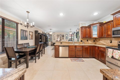 House in Miami Lakes, Florida 5 bedrooms, 315.12 sq.m. № 1929632 - photo 12