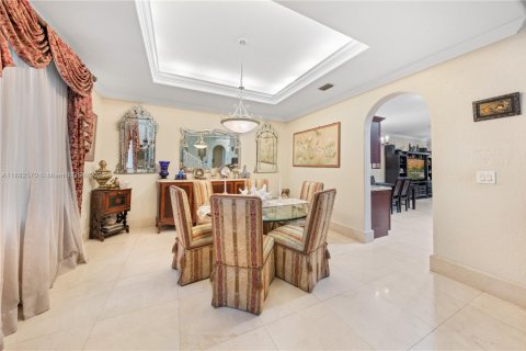 House in Miami Lakes, Florida 5 bedrooms, 315.12 sq.m. № 1929632 - photo 10