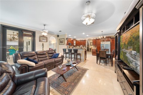 House in Miami Lakes, Florida 5 bedrooms, 315.12 sq.m. № 1929632 - photo 16