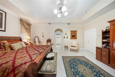 House in Miami Lakes, Florida 5 bedrooms, 315.12 sq.m. № 1929632 - photo 24
