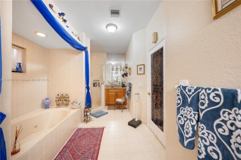 House in Miami Lakes, Florida 5 bedrooms, 315.12 sq.m. № 1929632 - photo 26