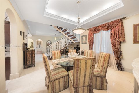 House in Miami Lakes, Florida 5 bedrooms, 315.12 sq.m. № 1929632 - photo 11