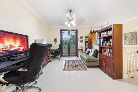 House in Miami Lakes, Florida 5 bedrooms, 315.12 sq.m. № 1929632 - photo 20