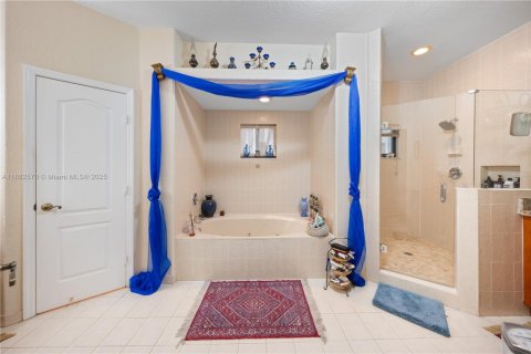 House in Miami Lakes, Florida 5 bedrooms, 315.12 sq.m. № 1929632 - photo 25