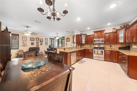 House in Miami Lakes, Florida 5 bedrooms, 315.12 sq.m. № 1929632 - photo 13