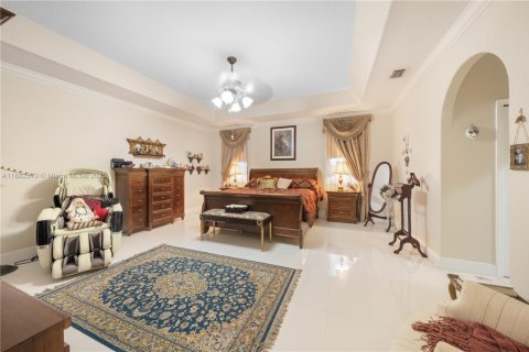 House in Miami Lakes, Florida 5 bedrooms, 315.12 sq.m. № 1929632 - photo 22