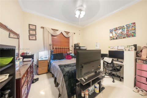 House in Miami Lakes, Florida 5 bedrooms, 315.12 sq.m. № 1929632 - photo 18