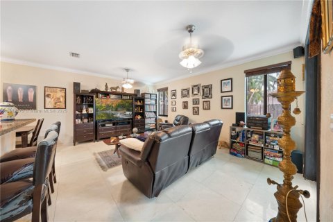 House in Miami Lakes, Florida 5 bedrooms, 315.12 sq.m. № 1929632 - photo 17