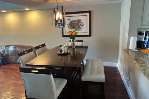 Townhouse in Hallandale Beach, Florida 3 bedrooms, 169.45 sq.m. № 2067531 - photo 10