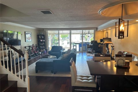 Townhouse in Hallandale Beach, Florida 3 bedrooms, 169.45 sq.m. № 2067531 - photo 6