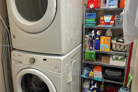 Townhouse in Hallandale Beach, Florida 3 bedrooms, 169.45 sq.m. № 2067531 - photo 26