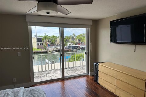 Townhouse in Hallandale Beach, Florida 3 bedrooms, 169.45 sq.m. № 2067531 - photo 15