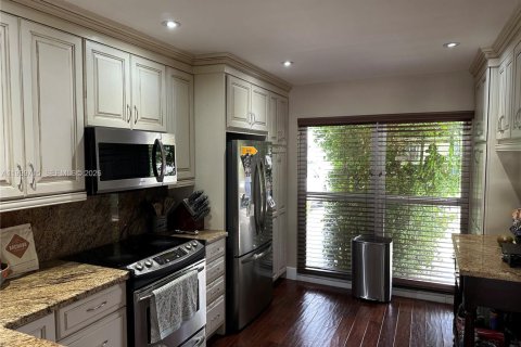 Townhouse in Hallandale Beach, Florida 3 bedrooms, 169.45 sq.m. № 2067531 - photo 4