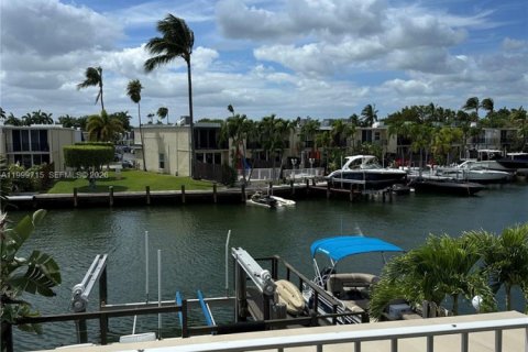 Townhouse in Hallandale Beach, Florida 3 bedrooms, 169.45 sq.m. № 2067531 - photo 14