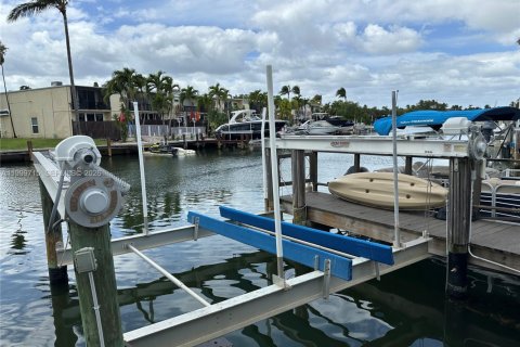 Townhouse in Hallandale Beach, Florida 3 bedrooms, 169.45 sq.m. № 2067531 - photo 13