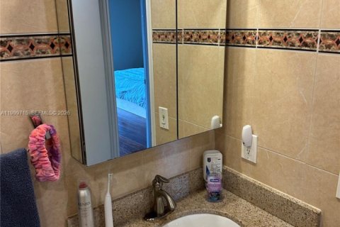 Townhouse in Hallandale Beach, Florida 3 bedrooms, 169.45 sq.m. № 2067531 - photo 20