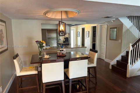 Townhouse in Hallandale Beach, Florida 3 bedrooms, 169.45 sq.m. № 2067531 - photo 8