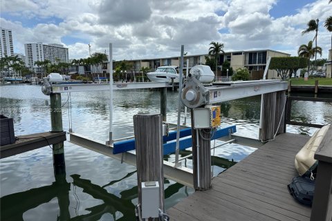 Townhouse in Hallandale Beach, Florida 3 bedrooms, 169.45 sq.m. № 2067531 - photo 12