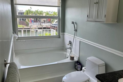 Townhouse in Hallandale Beach, Florida 3 bedrooms, 169.45 sq.m. № 2067531 - photo 17