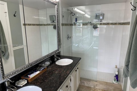 Townhouse in Hallandale Beach, Florida 3 bedrooms, 169.45 sq.m. № 2067531 - photo 18