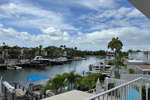 Townhouse in Hallandale Beach, Florida 3 bedrooms, 169.45 sq.m. № 2067531