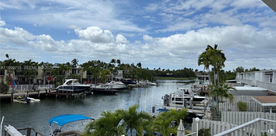 Townhouse in Hallandale Beach, Florida 3 bedrooms, 169.45 sq.m. № 2067531