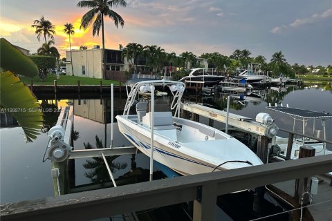 Townhouse in Hallandale Beach, Florida 3 bedrooms, 169.45 sq.m. № 2067531 - photo 2