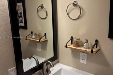 Townhouse in Hallandale Beach, Florida 3 bedrooms, 169.45 sq.m. № 2067531 - photo 24